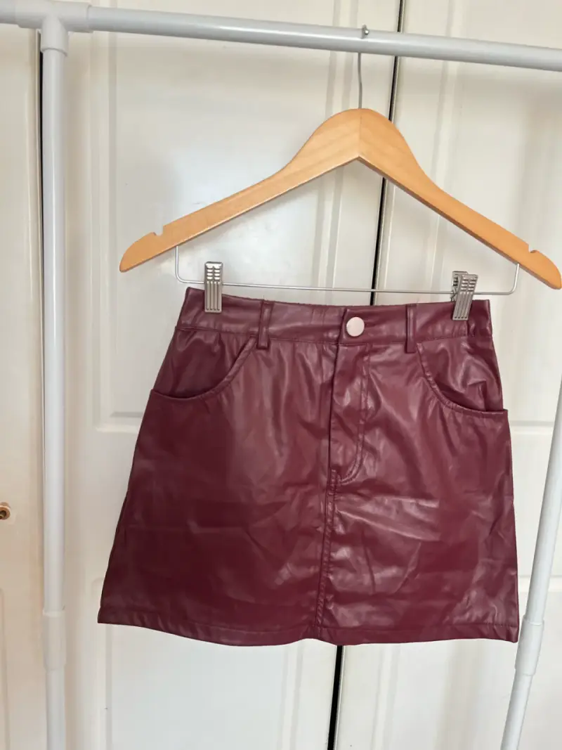 Falda de cuero sintético burdeos para mujer