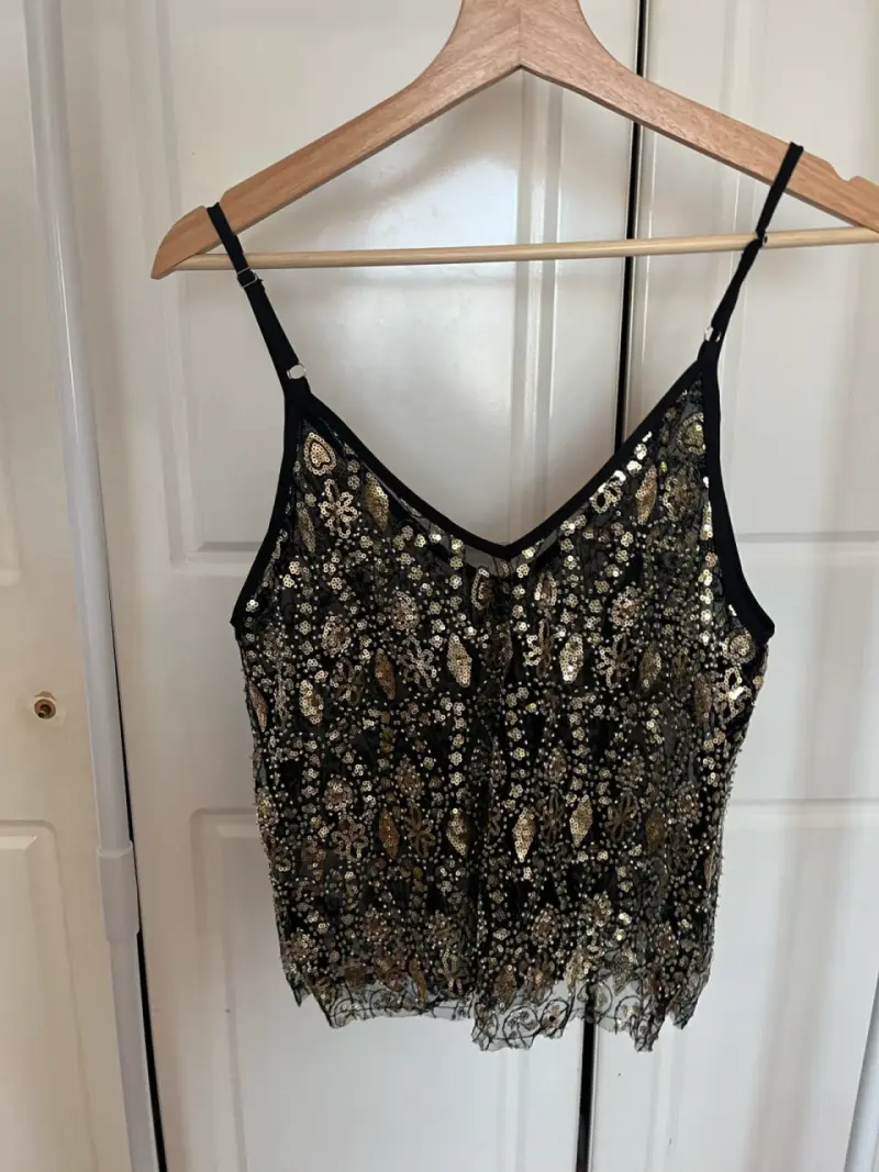 Top de lentejuelas negro y dorado elegante