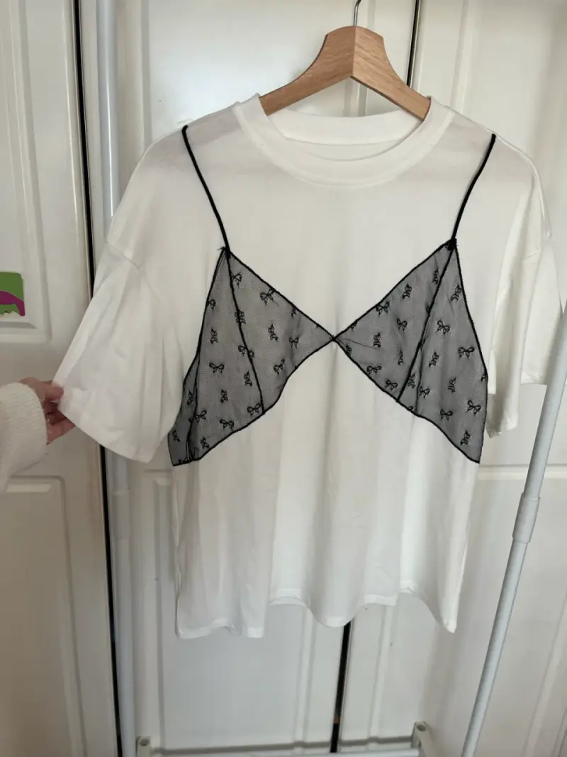 Polera blanca con diseño de encaje negro