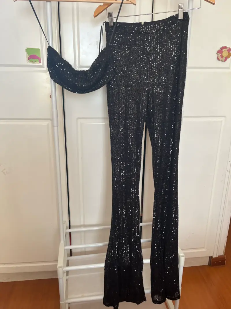 Conjunto de pantalón y top de lentejuelas negro