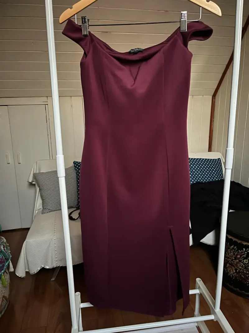 Vestido de fiesta burdeos con hombros descubiertos
