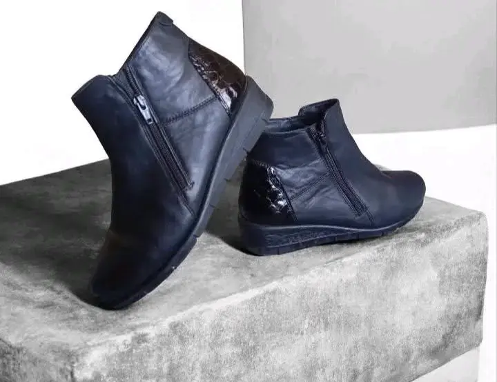 Botines de cuero negro con cierre lateral - 1