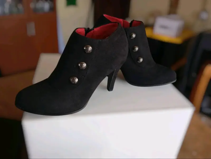 Botines de cuero negro con cierre lateral - 2