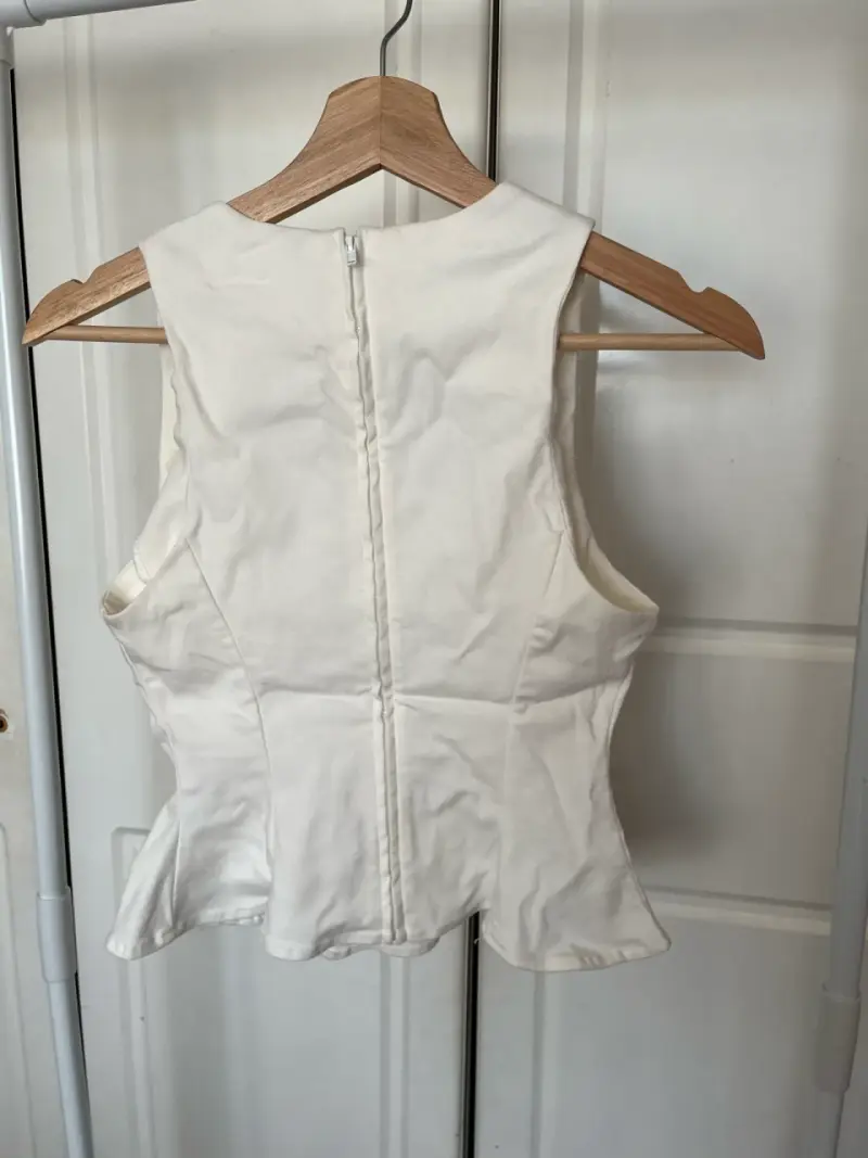 Top blanco sin mangas con cremallera trasera