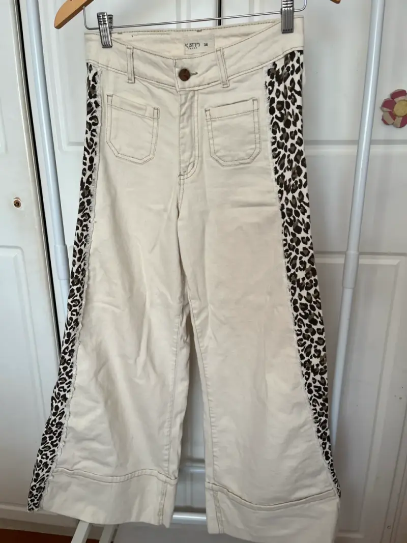 Pantalones beige con estampado animal print
