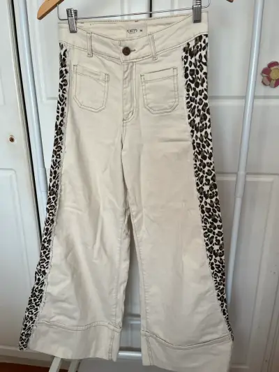 Pantalones beige con estampado animal print - miniatura 1