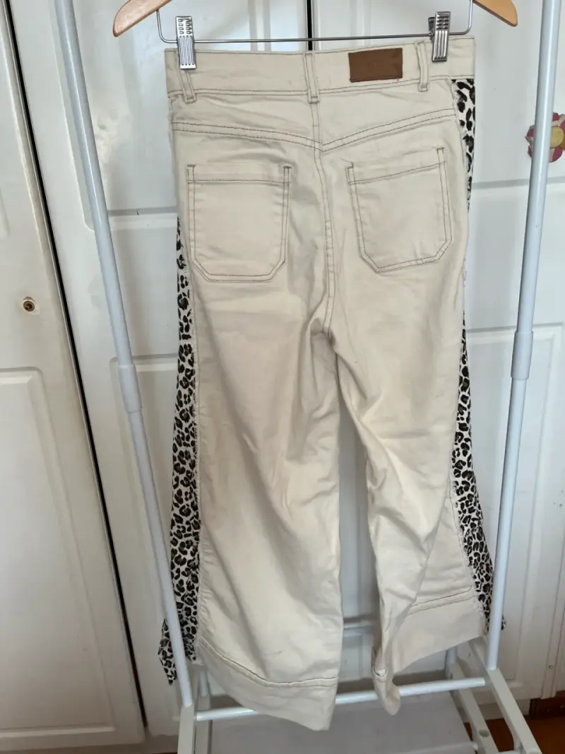 Pantalones beige con estampado animal print - 2