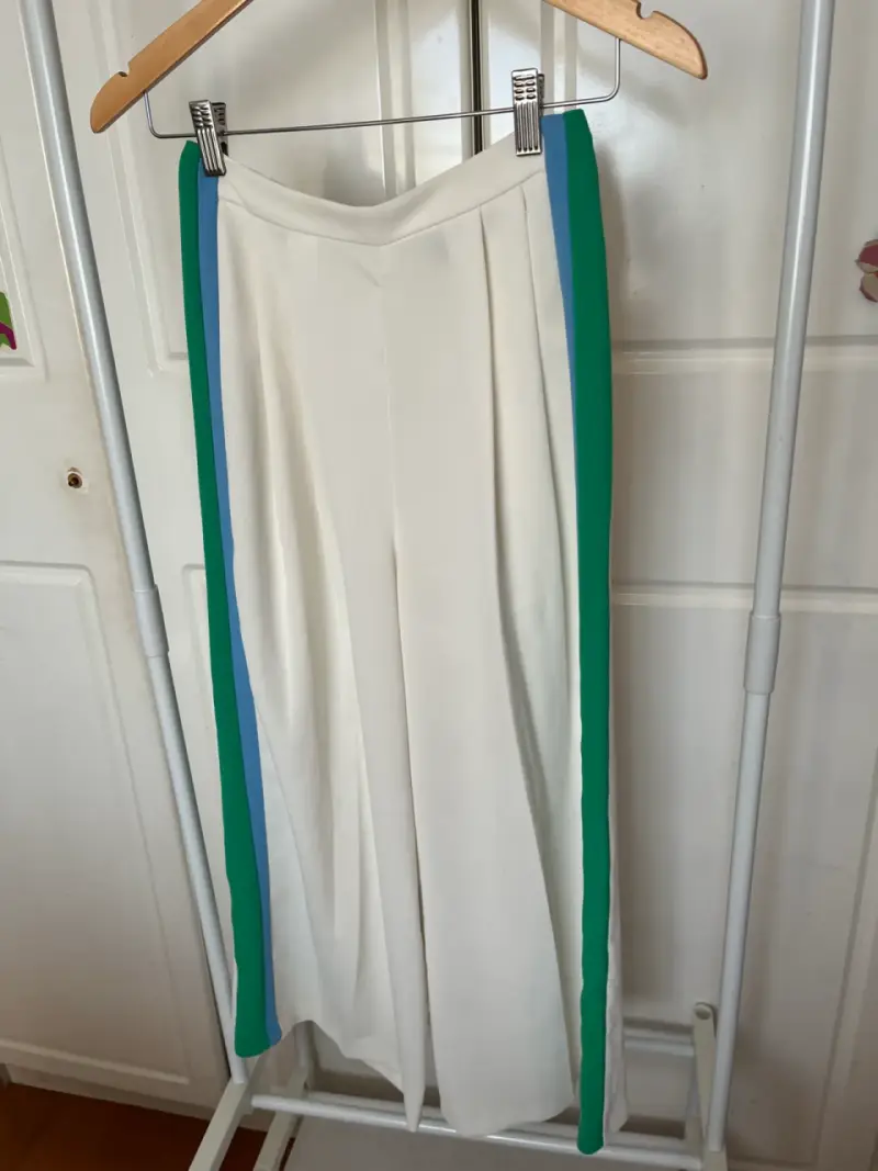 Pantalones blancos con franjas verdes y azules