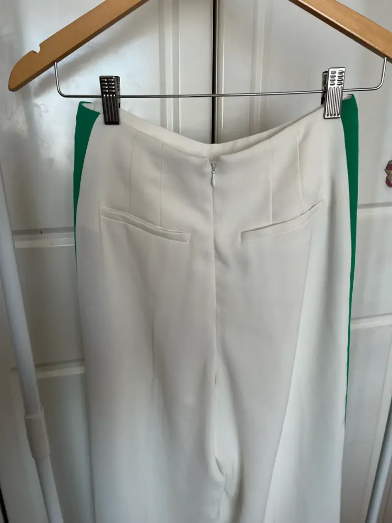 Pantalones blancos con franjas verdes y azules - 2