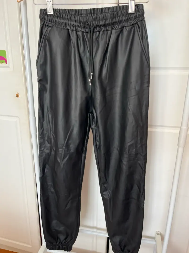 Pantalones jogger negros de cuero sintético