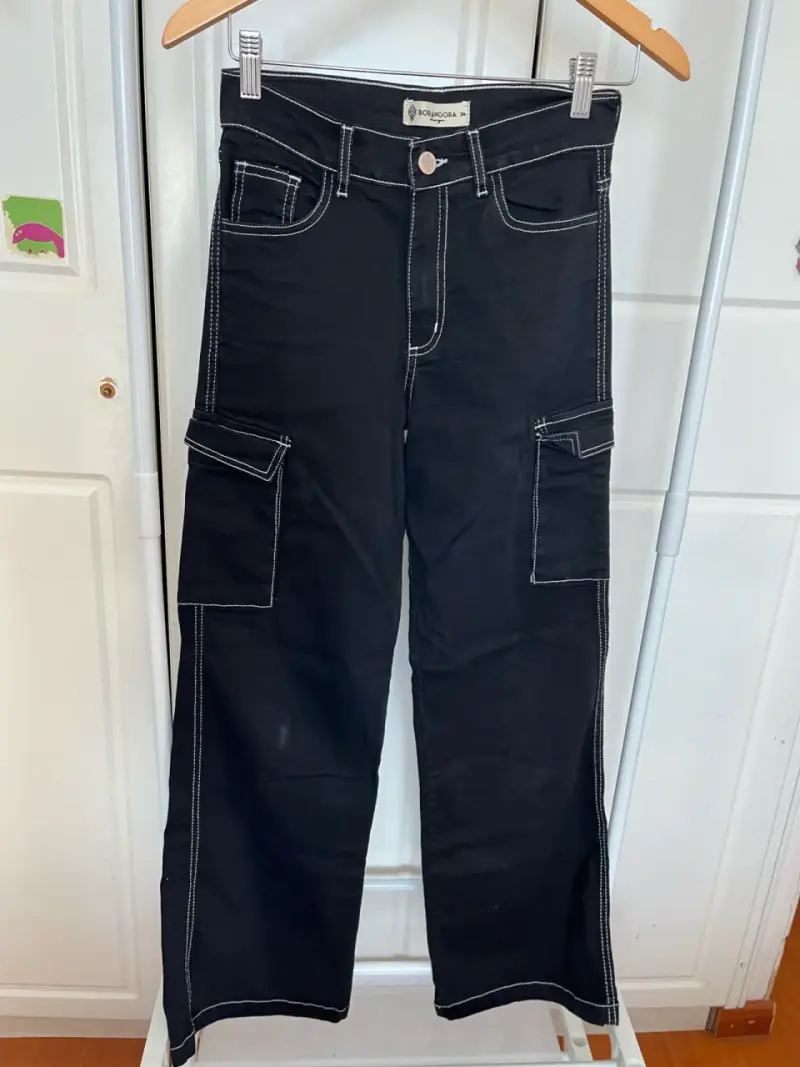 Pantalones cargo negros con bolsillos Bornagora