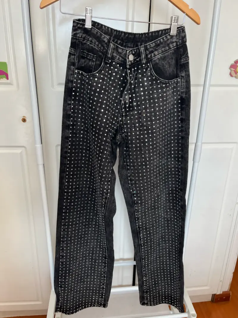 Jeans negros con tachuelas para mujer