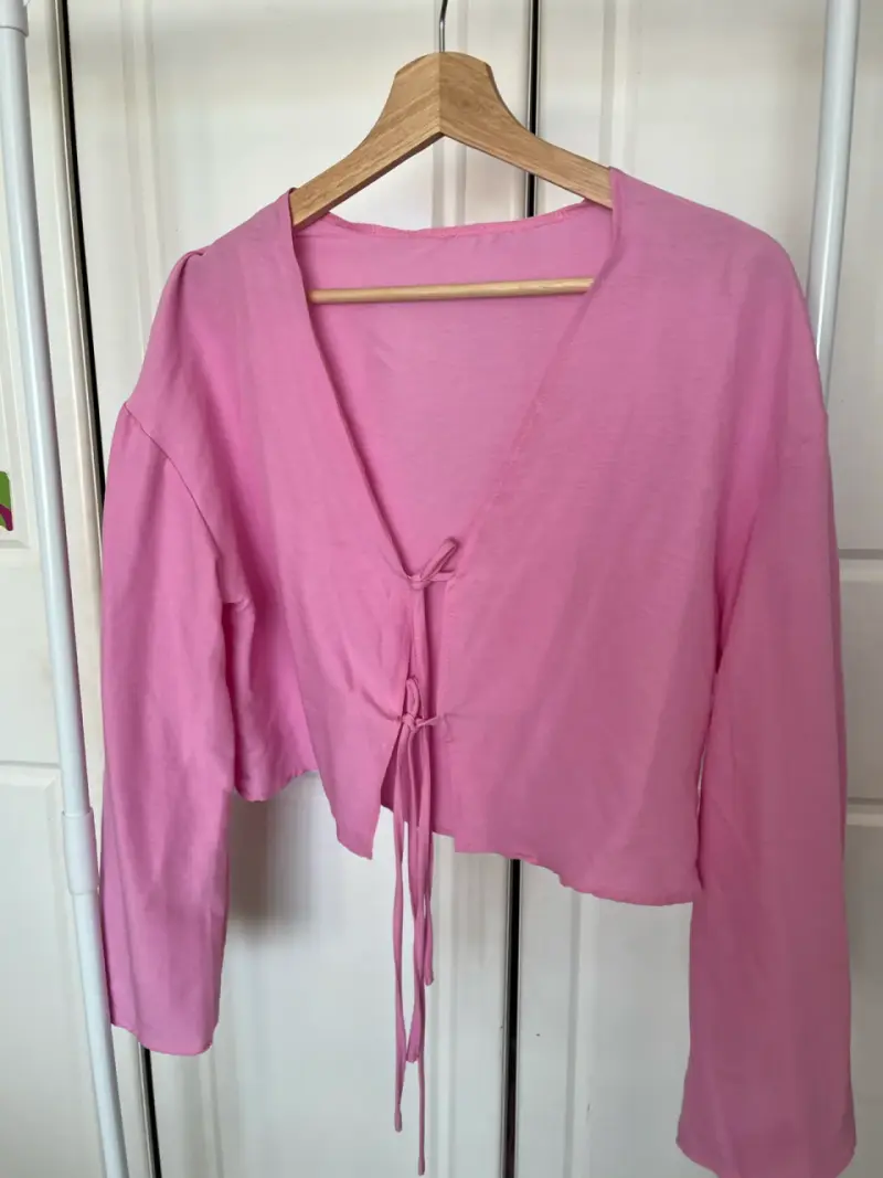 Blusa rosa con lazo frontal