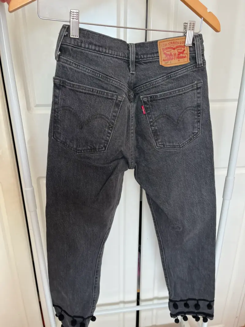 Jeans Levi's gris con pompones intervenidos