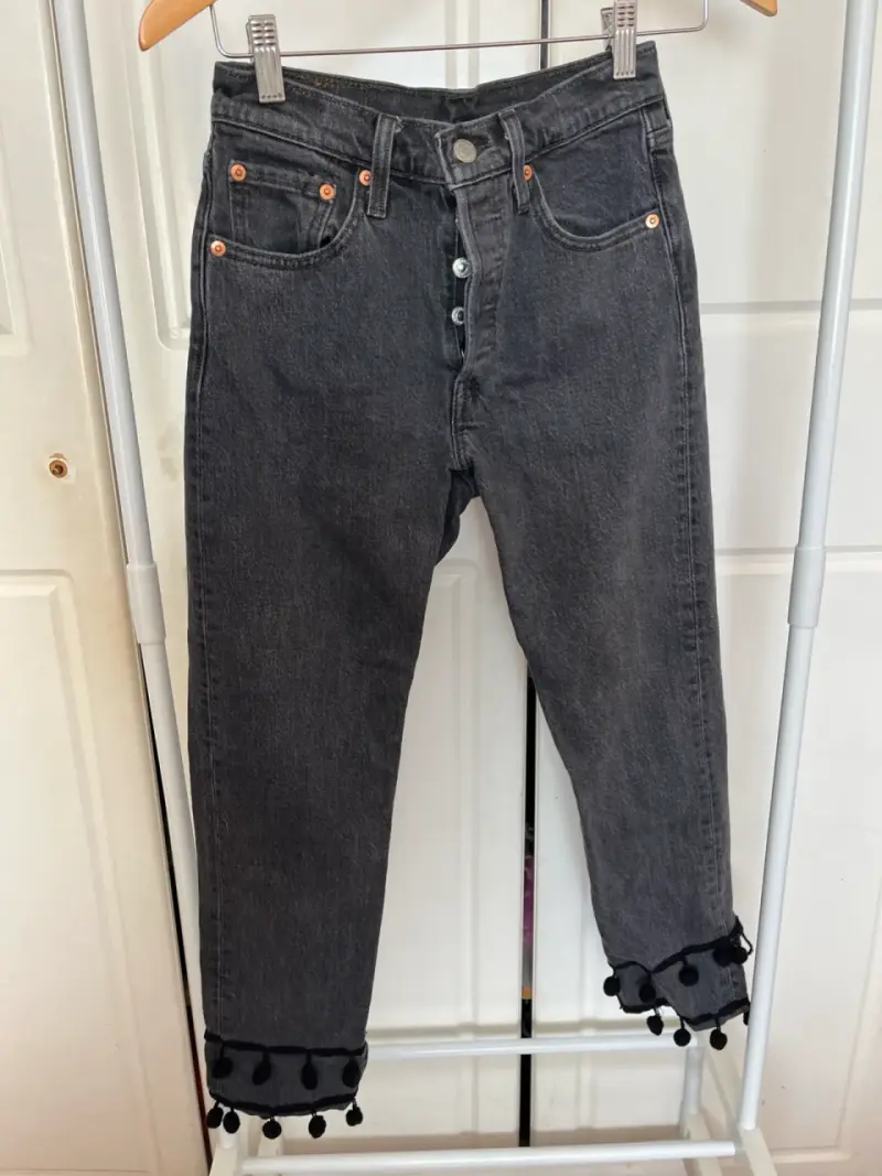 Jeans Levi's gris con pompones intervenidos - 2