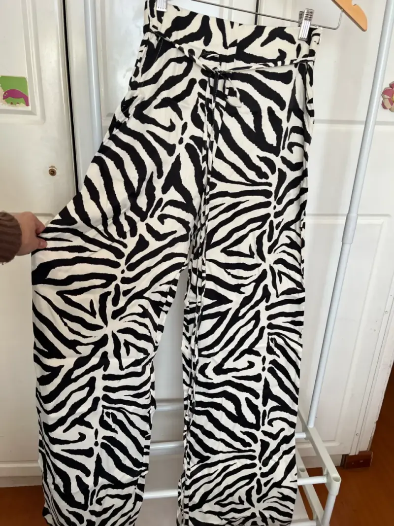 Pantalones anchos estampado cebra blanco y negro