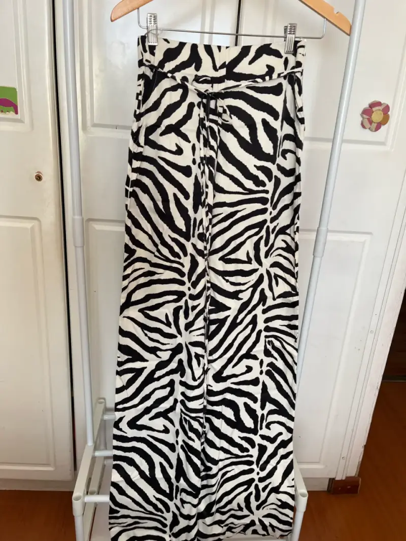 Pantalones anchos estampado cebra blanco y negro - 2