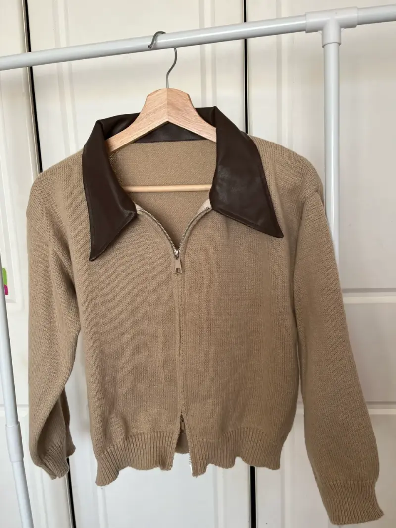 Chaleco de punto beige con cuello de cuero