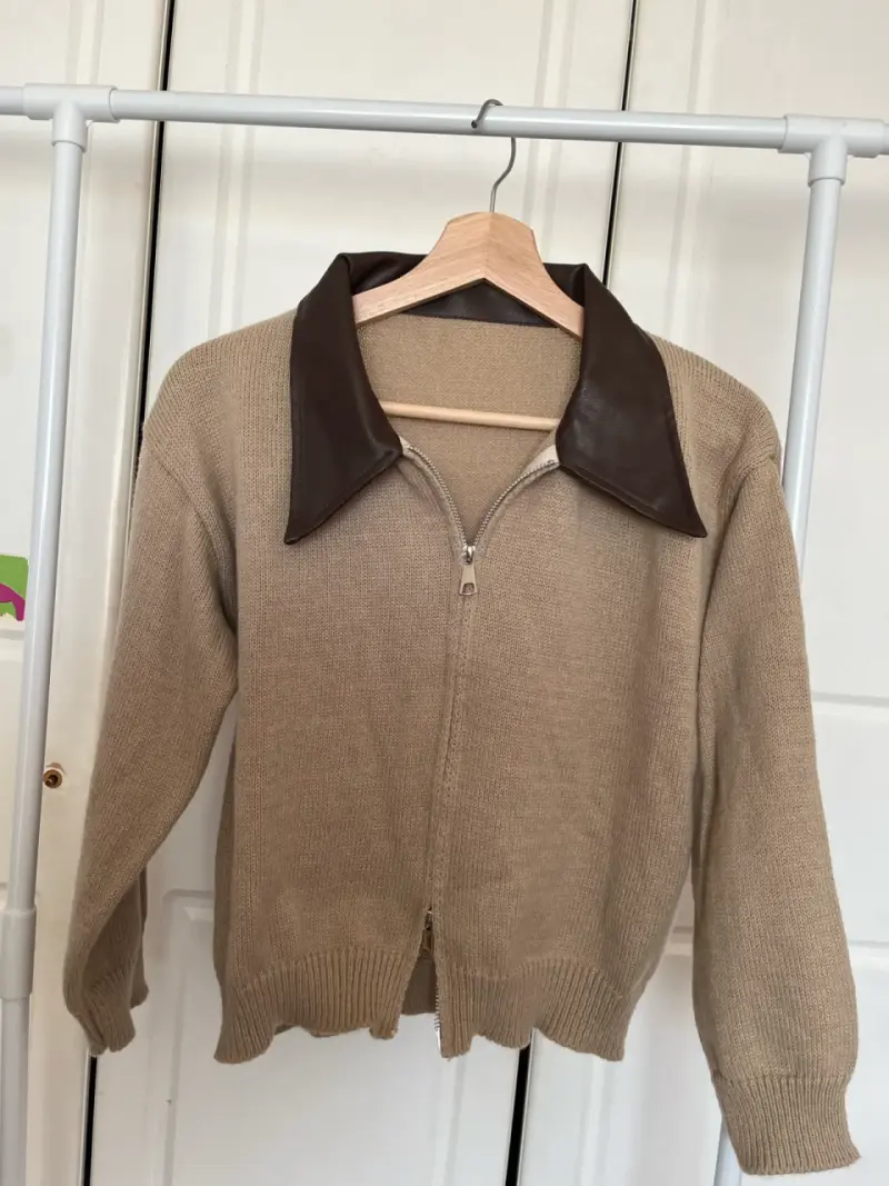 Chaleco de punto beige con cuello de cuero - 2