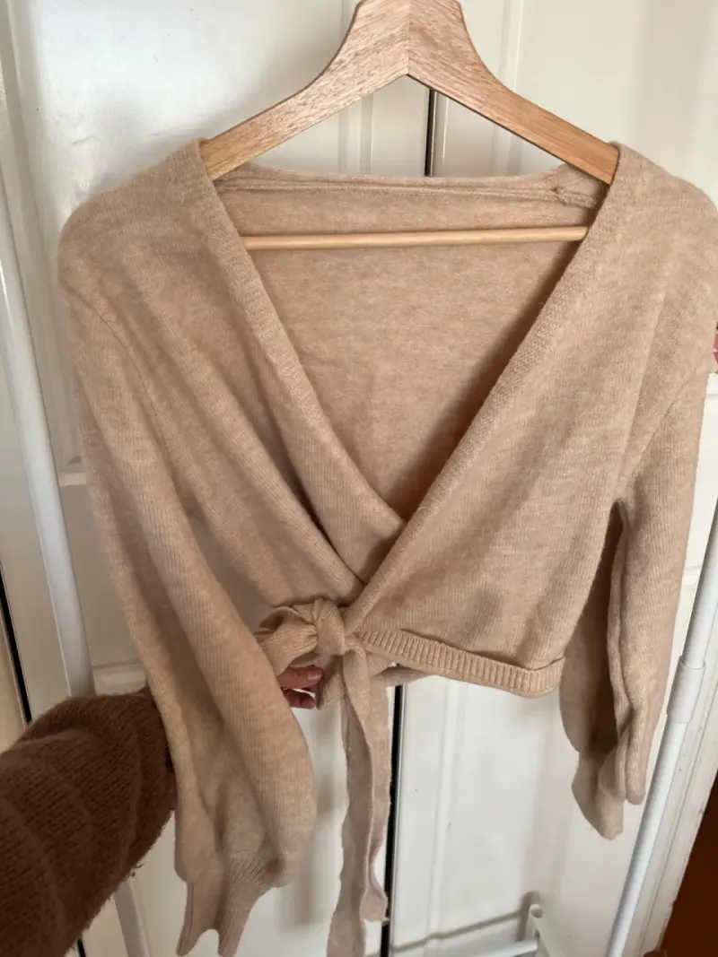 Chaleco cruzado beige de lana para mujer