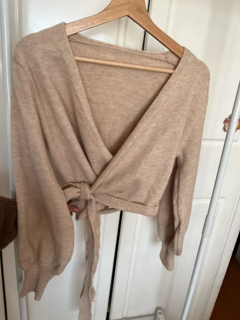 Chaleco cruzado beige de lana para mujer - 2