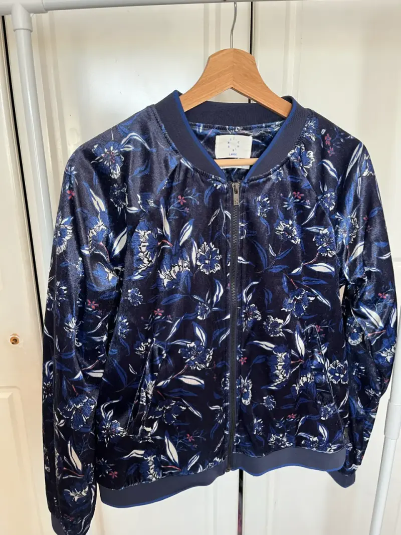 Chaqueta bomber floral azul para mujer