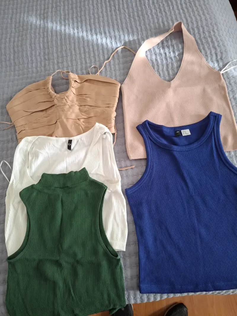Lote de tops y blusas de mujer en varios colores - 1