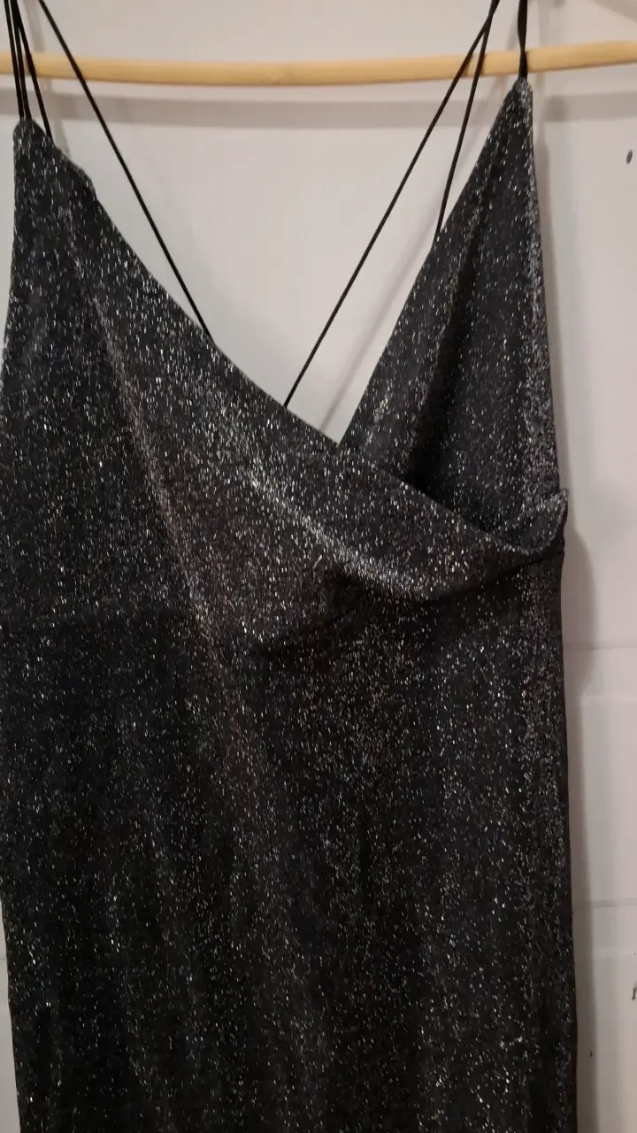 Vestido de fiesta negro brillante con tirantes - 1