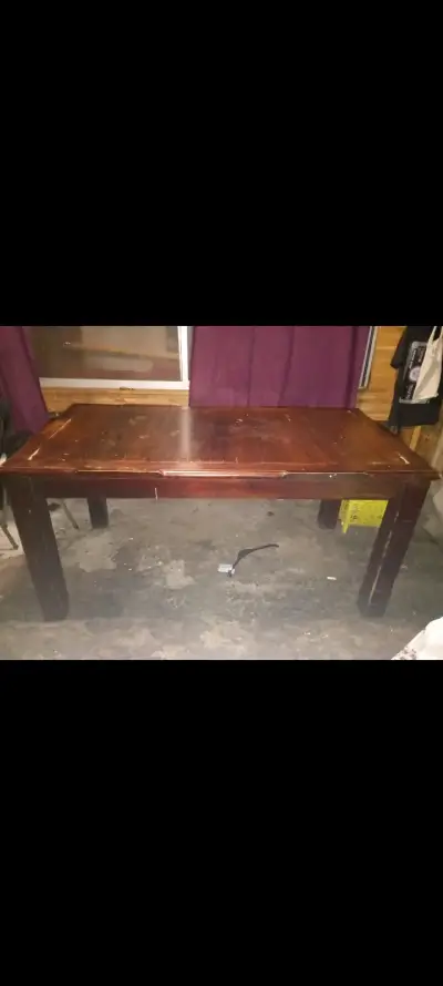 Mesa de comedor de madera oscura tiene detalles - miniatura 1