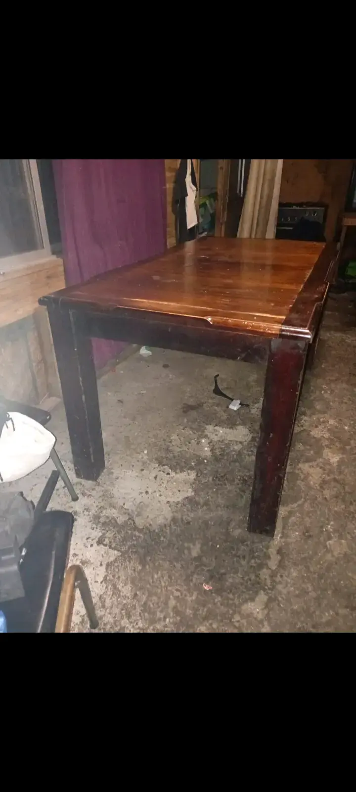 Mesa de comedor de madera oscura tiene detalles - 2