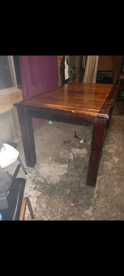 Mesa de comedor de madera oscura tiene detalles - miniatura 2