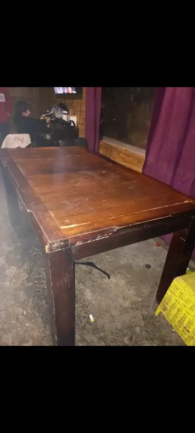 Mesa de comedor de madera oscura tiene detalles - miniatura 3