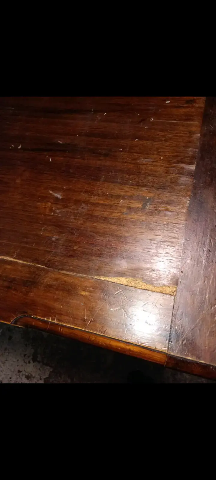Mesa de comedor de madera oscura tiene detalles - 4