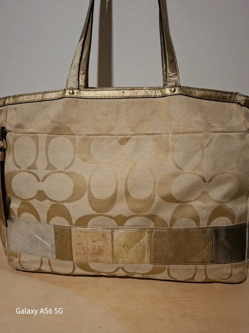 Bolso tote Coach beige con detalles dorados - 2