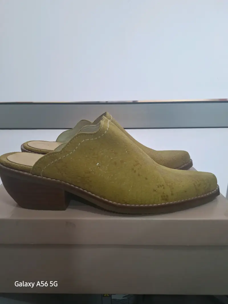 Zuecos de cuero amarillo Exoter con tacón