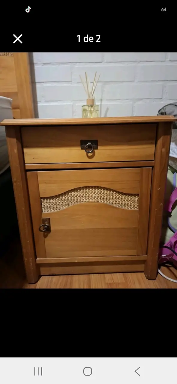 Velador de madera con cajón y puerta