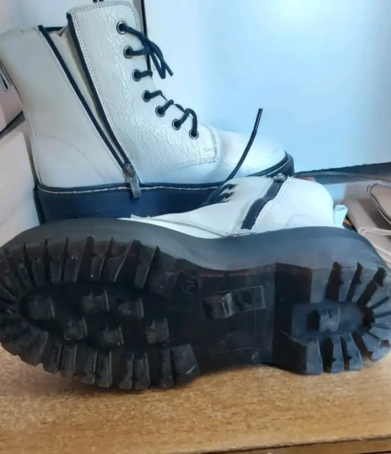Botas Blancas con Plataforma y Cierre Lateral - 1