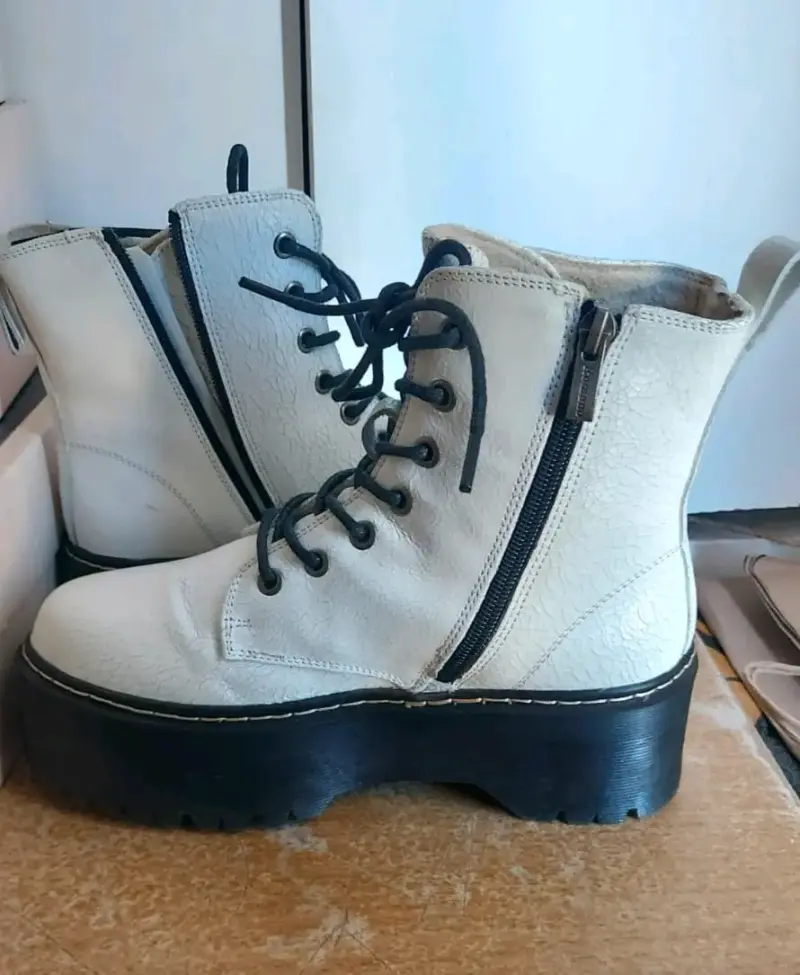 Botas Blancas con Plataforma y Cierre Lateral - 2