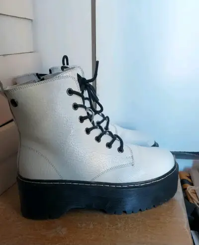 Botas Blancas con Plataforma y Cierre Lateral - miniatura 3