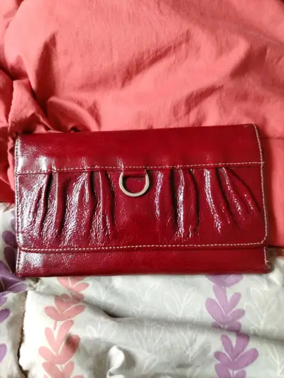 Billetera de cuero roja Prune con múltiples compartimentos - miniatura 2