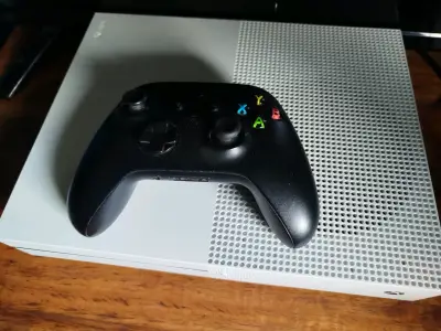 Consola Xbox One S con control - miniatura 1