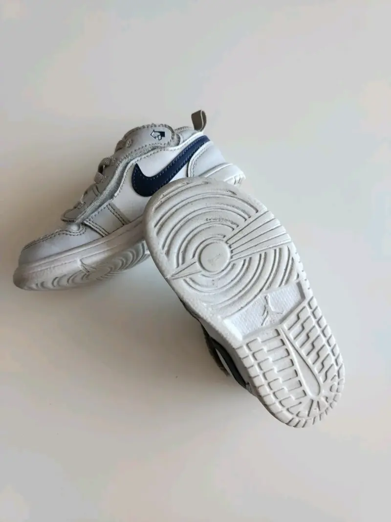 Zapatillas Jordan para niños talla 9C - 5