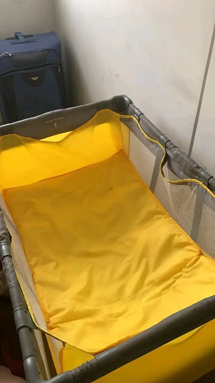 Cuna corral portátil Micuna amarilla - 5