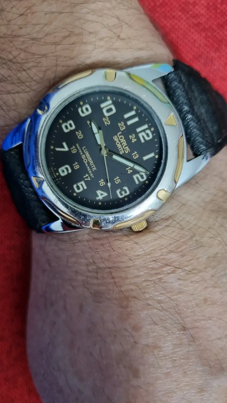 Reloj Lorus con correa negra - 1