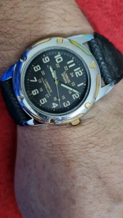 Reloj  Lorus con correa negra - miniatura 1