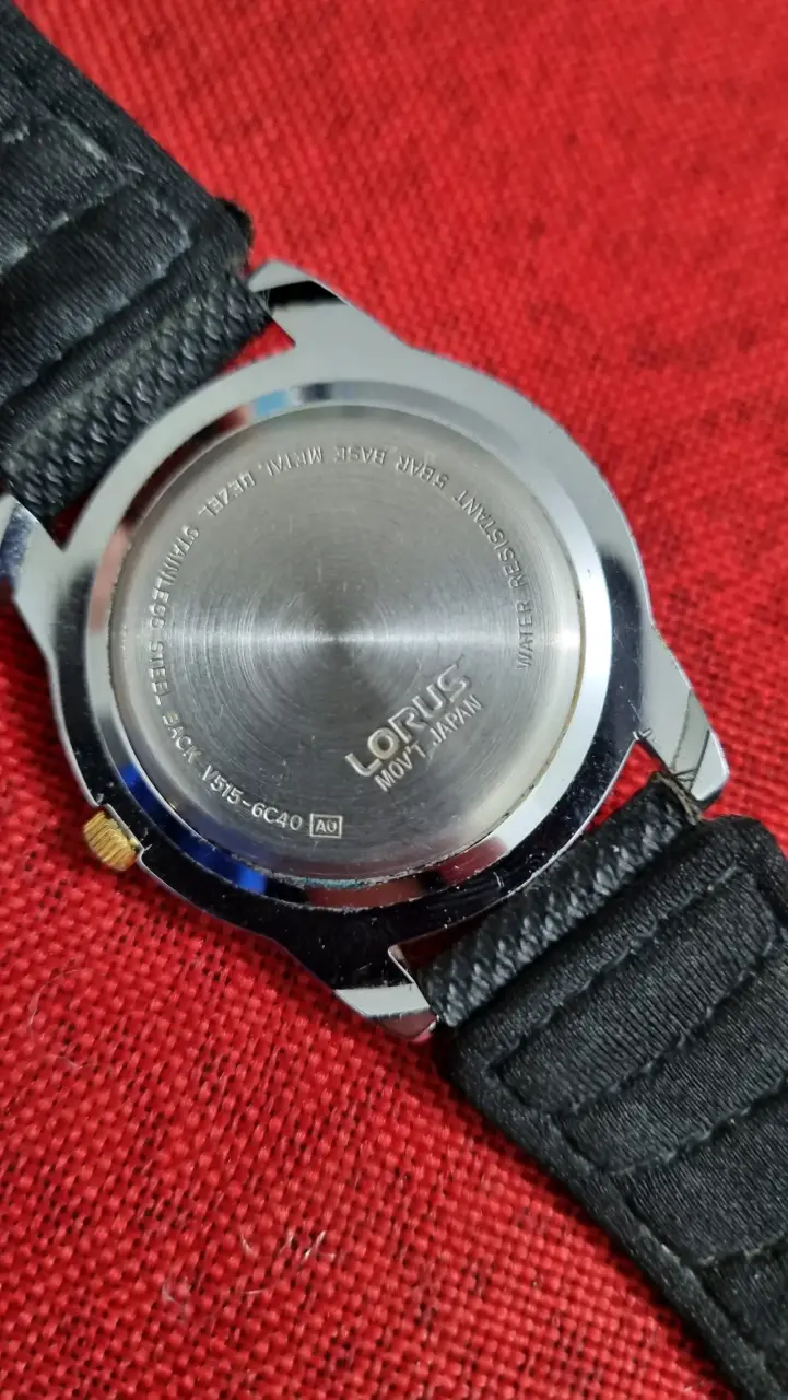Reloj Lorus con correa negra - 2