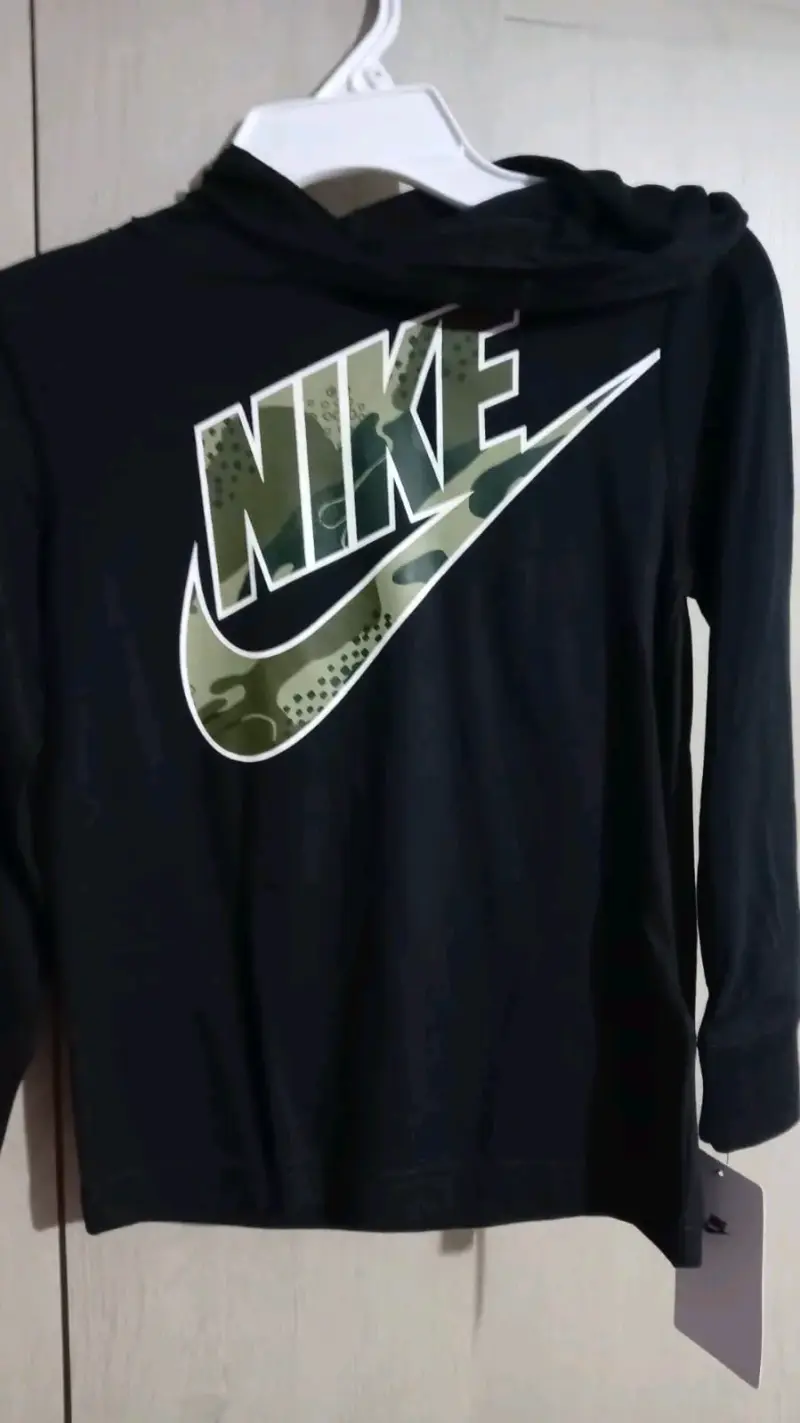 Polerón negro Nike con capucha para niños