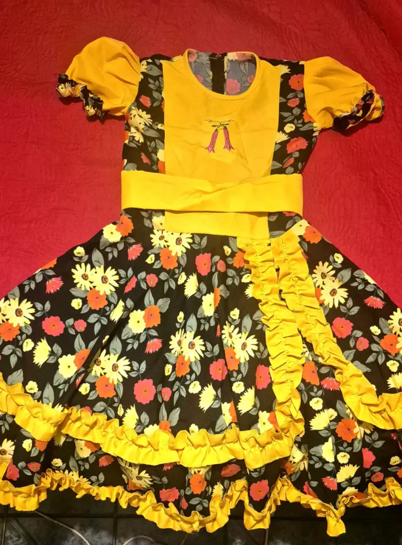 Vestido folclórico infantil con flores y volantes