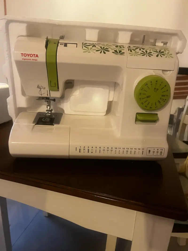 Máquina de Coser Toyota ECO17C con Diseño Ergonómico - 1