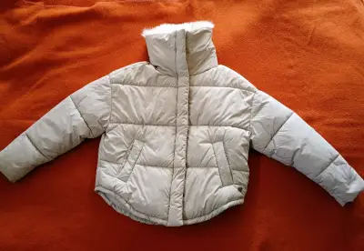 Chaqueta acolchada beige con cuello de piel mujer - miniatura 1